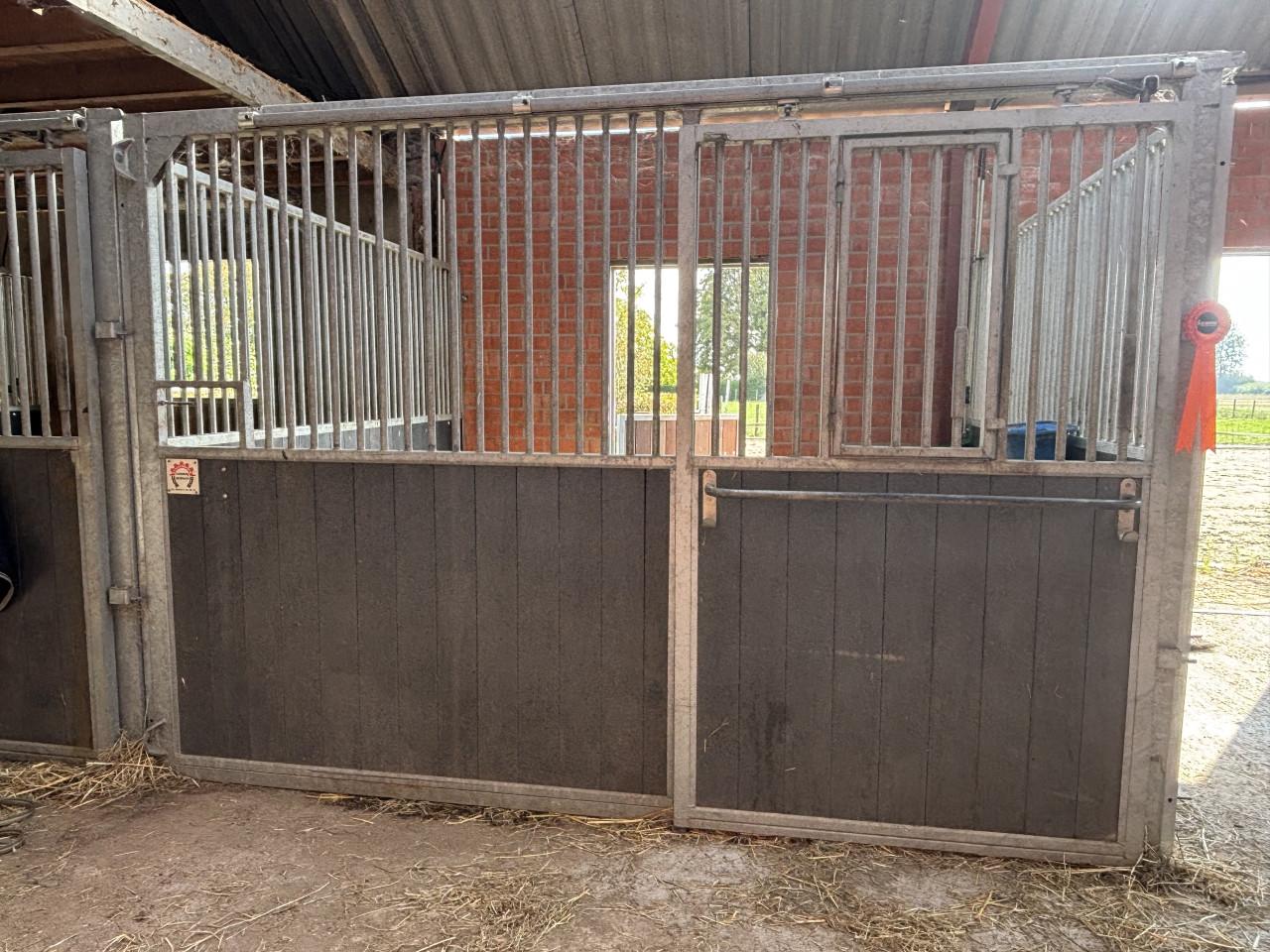 Nette voorwand paardenbox 3.5 meter