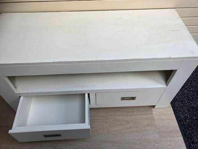 Stijlvol Wit TV-Meubel met Laden (45d x 115l x 57h) – In Goede Staat!