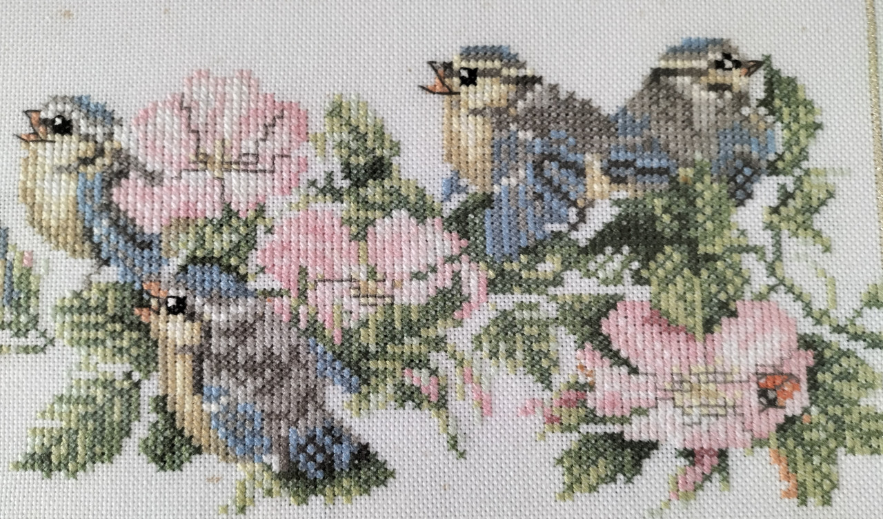 Geborduurd schilderij pimpelmeesjes en bloemen