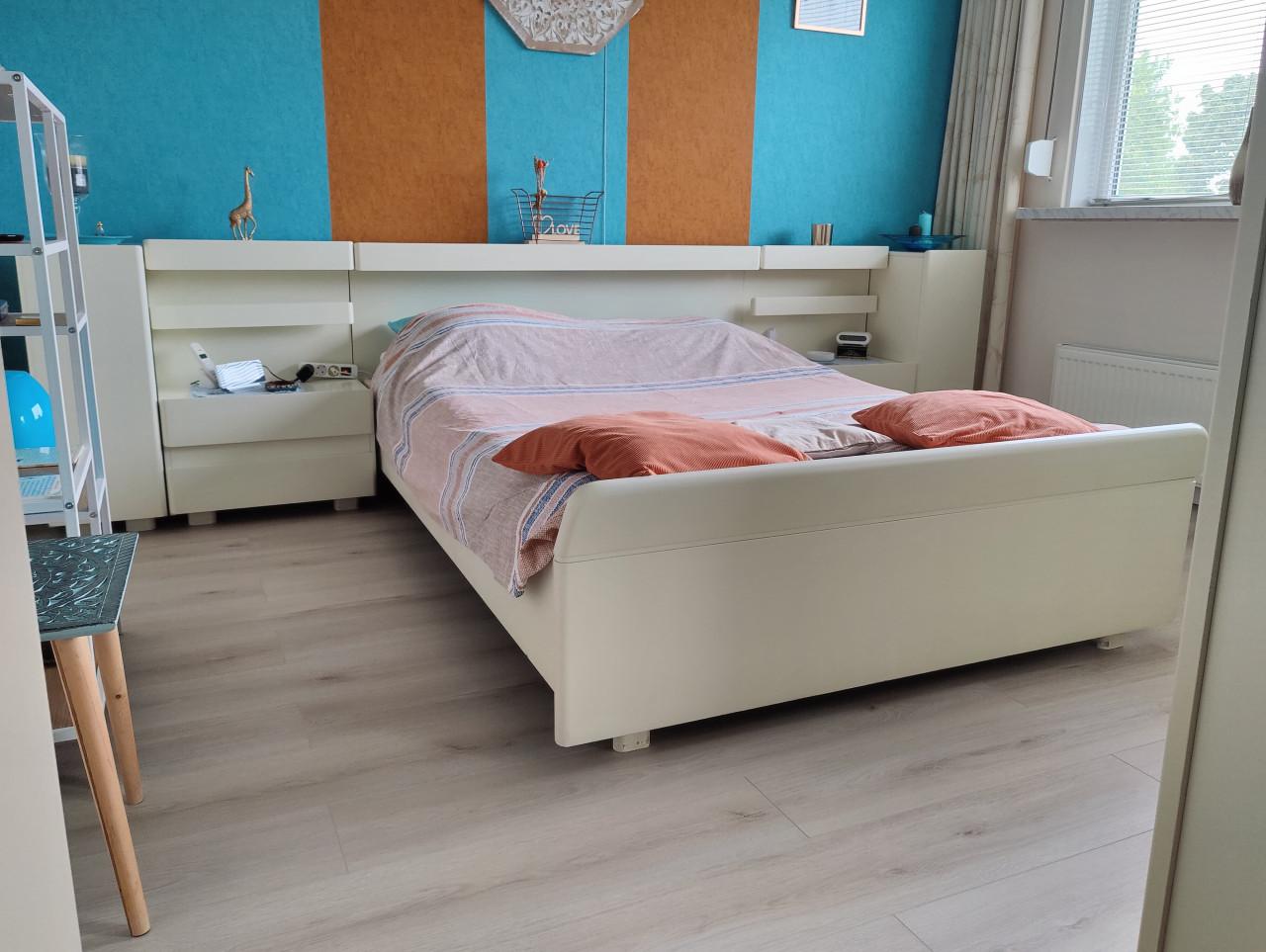 Slaapkamer wit,bed nachtkastjes.kledingkast