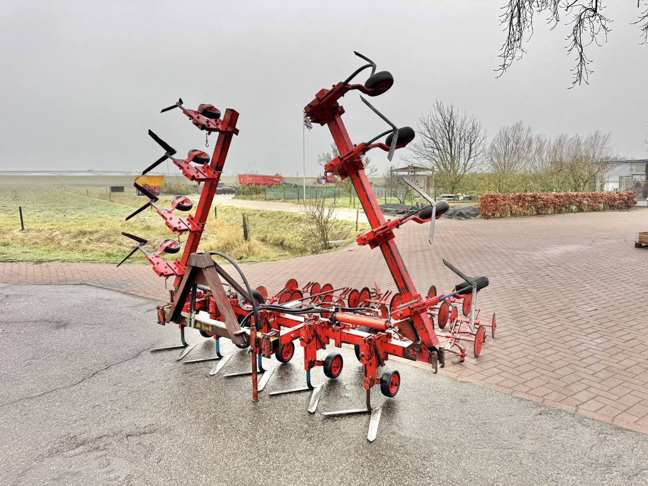 12 rijige Steketee Schoffelmachine Hydr.opklapbaar