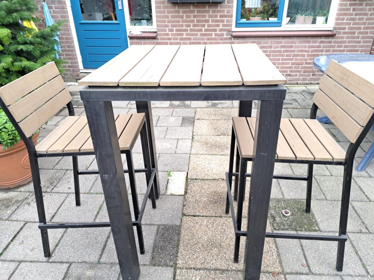 Bartafel en 4 stoelen