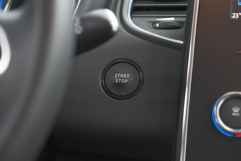 Renault Scenic tce 140 edc limited | camera | stoelverwarming | navigatie |