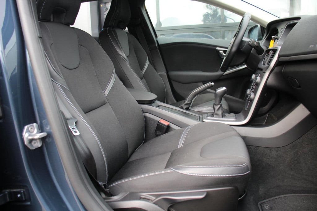 Volvo V40 2.0 t2 momentum - navi - cruise - grootlicht ass - led - pdc - st