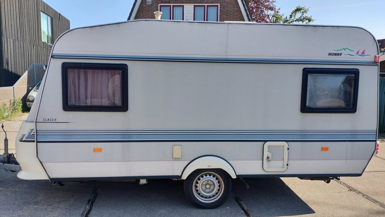 Hobby met voortent en luifel