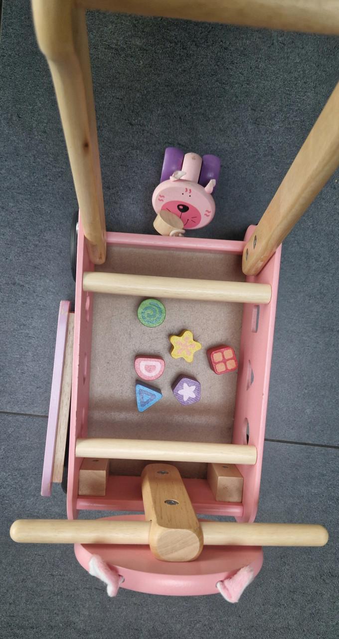 Houten loopauto ‘poes’ met bakje onder zitting