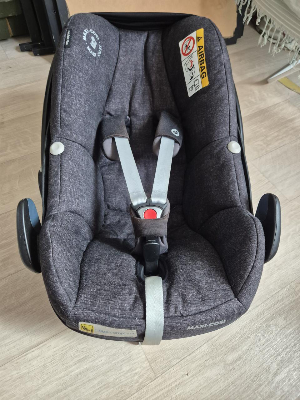 Maxi cosi Pebble plus inclusief family fix voor in de auto