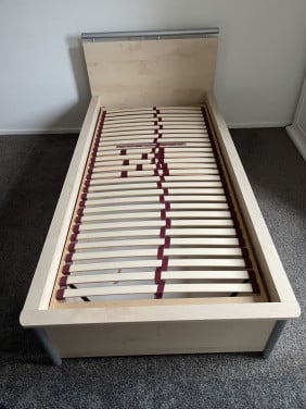 Éénpersoonsbed met grote lade op wieltjes