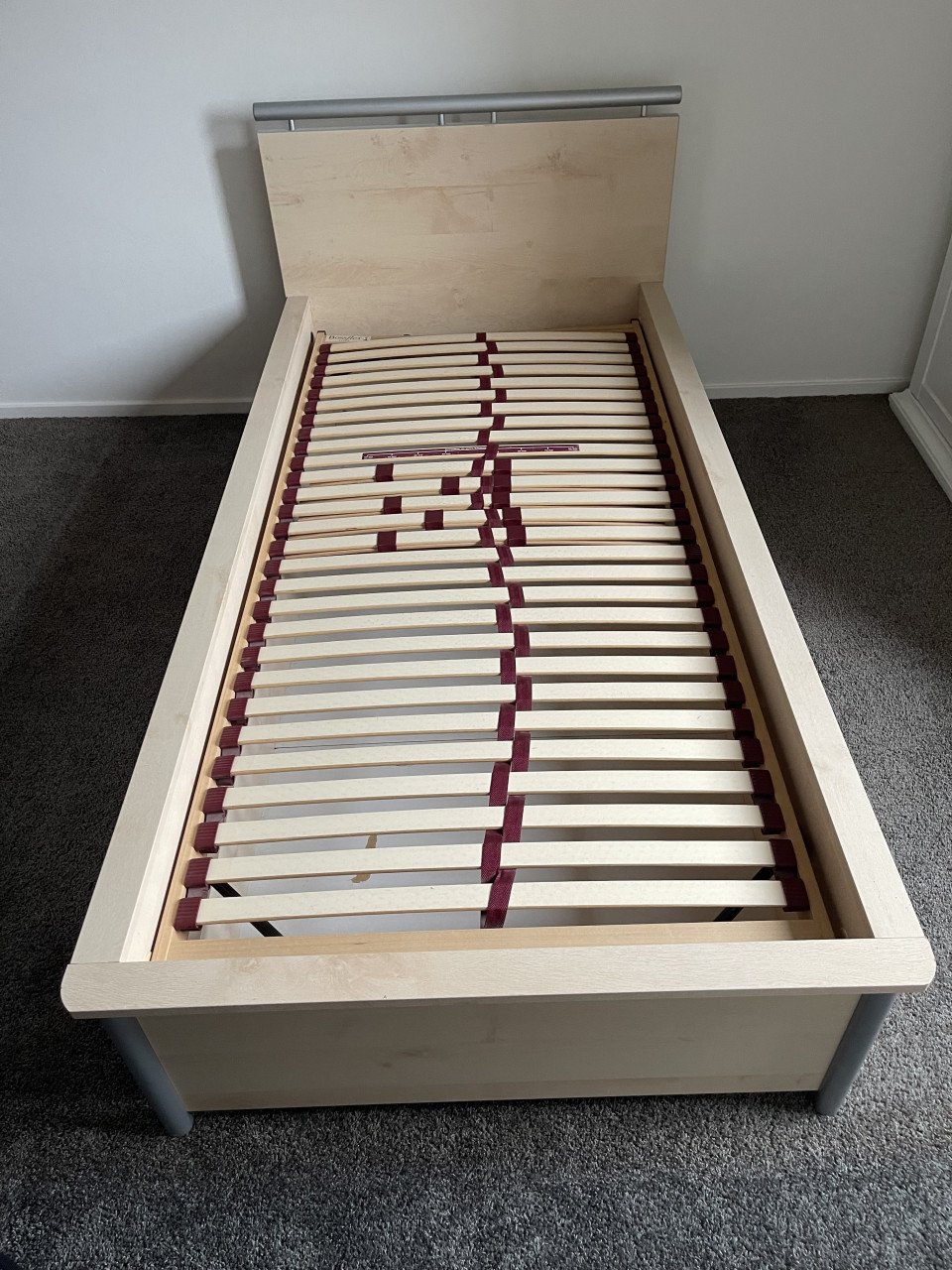 Éénpersoonsbed met grote lade op wieltjes