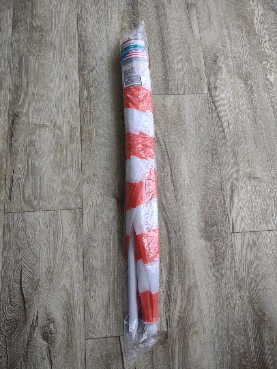 Nieuwe strand parasol, tuin parasol gekleurd, blauw rood geel wit.