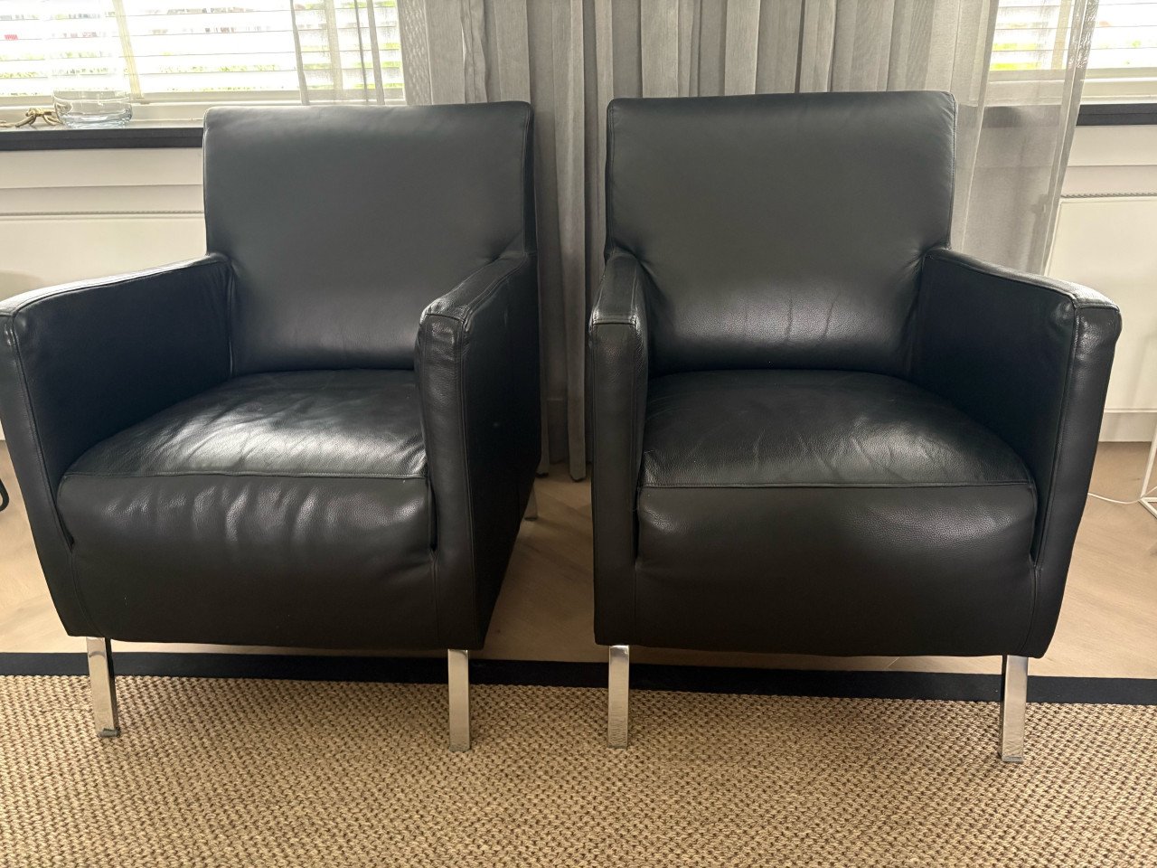 2 zwart lederen fauteuils