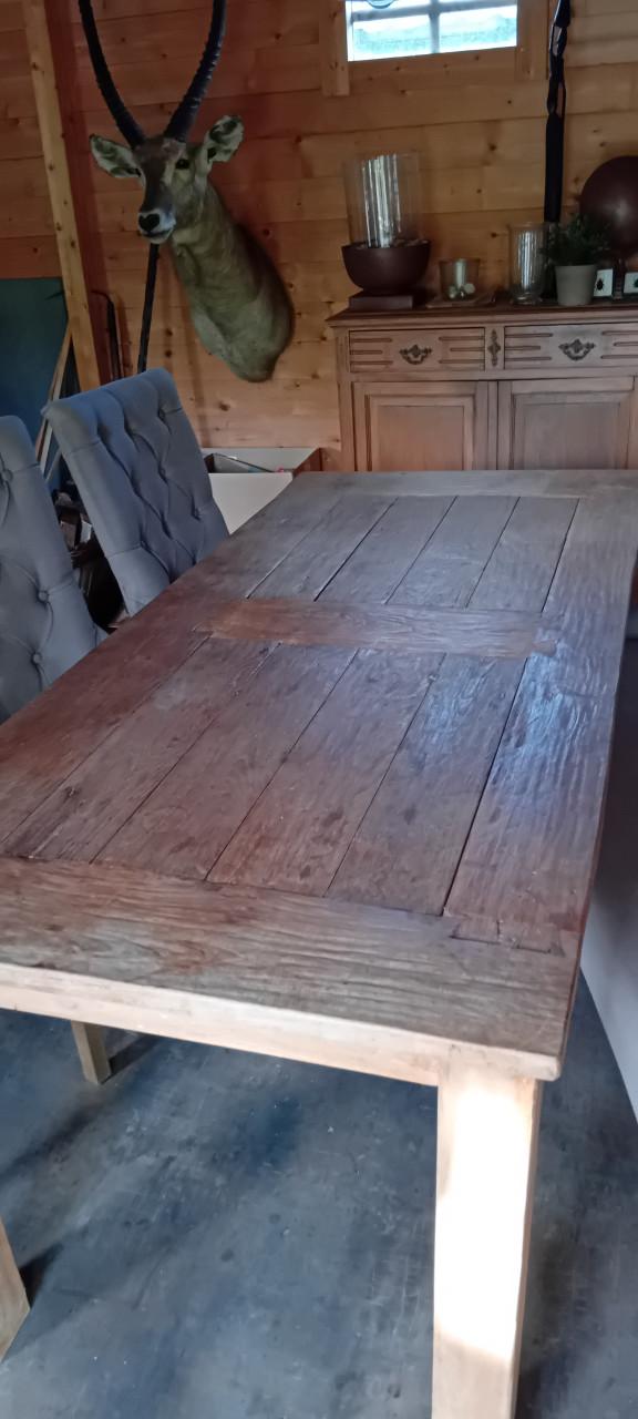 Eetkamertafel en stoelen