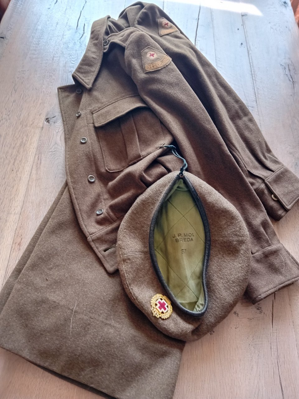 Compleet uniform Nederlands Vrouwenkorps (Ned Indie ca. 1947)