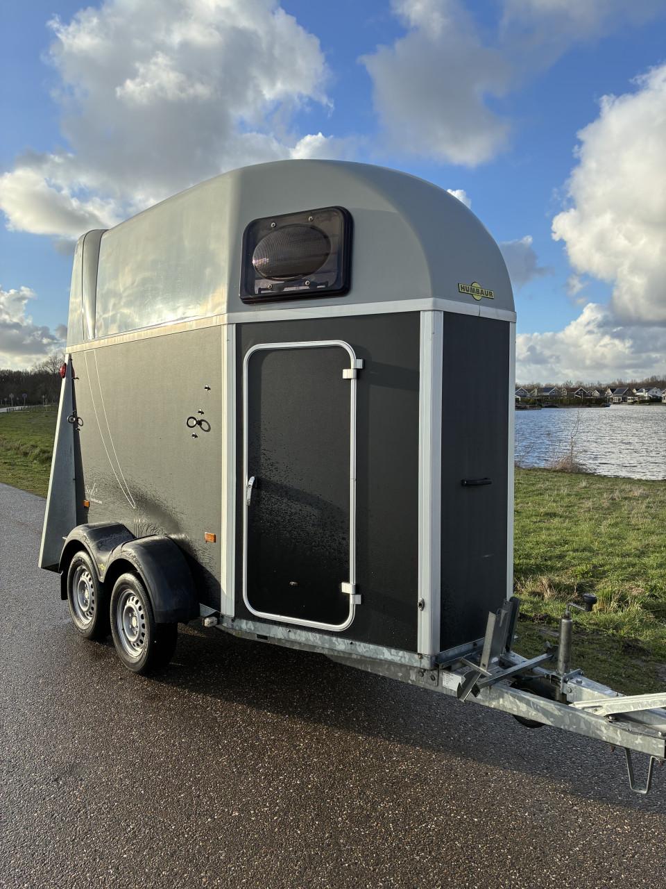 Hoge 1,5 paards Humbaur Single met alubicomp bodem b.j. 2016