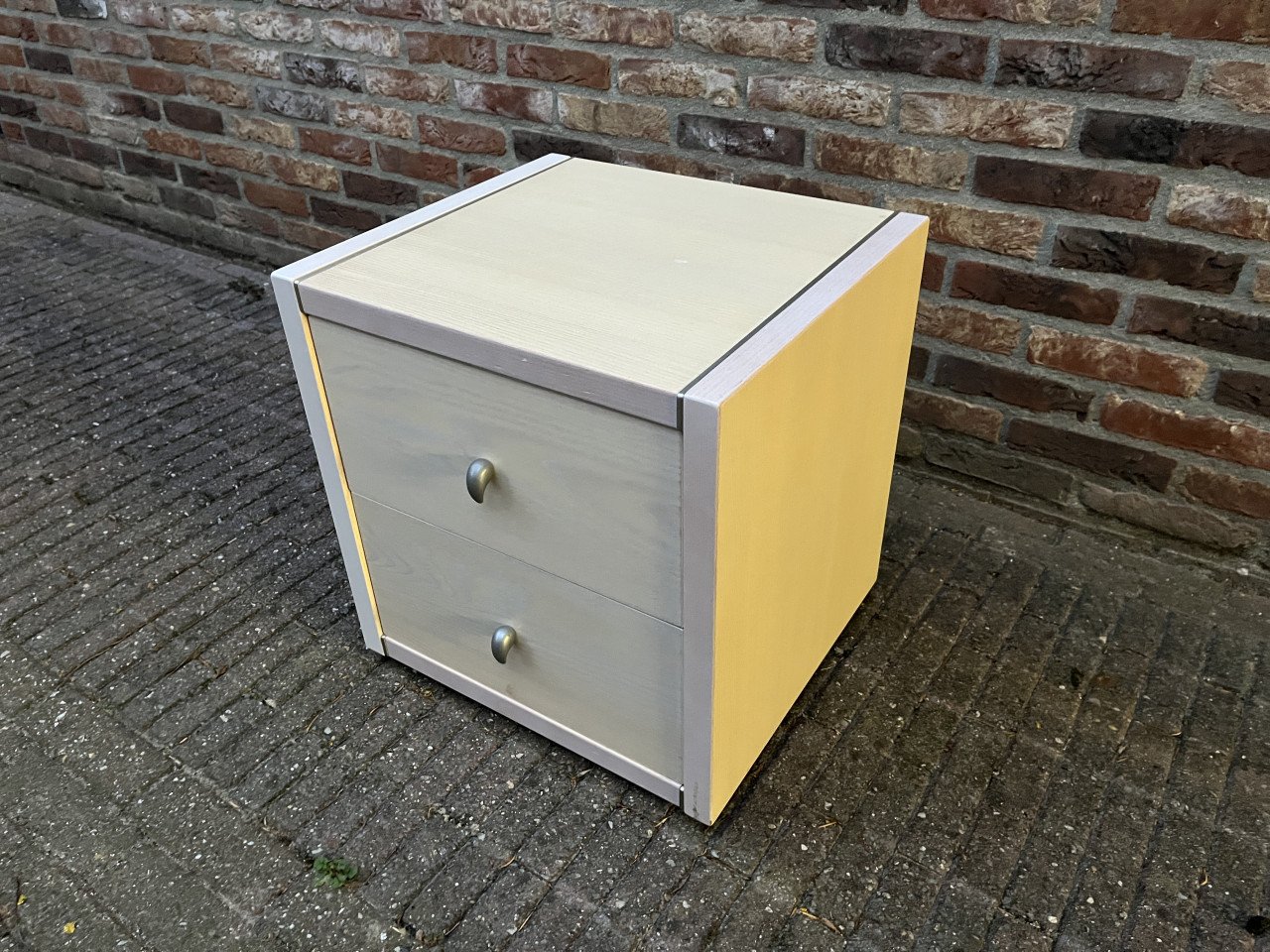 Mooi houten nachtkastje
