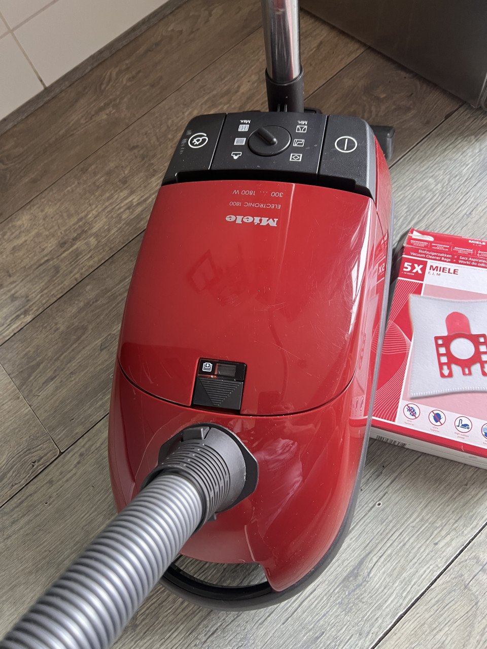Miele Stofzuiger 1800W nauwelijks gebruikt nieuwprijs €250,-