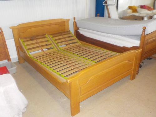 Massief eiken blank ledkant 140 x 210 cm met 2 lattenbodems zonder matras