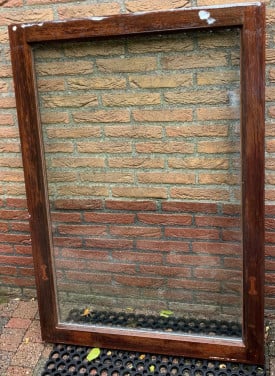 Hardhouten raam met dubbelglas