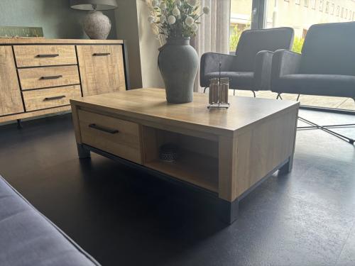 Degelijke salontafel - In uitstekende staat