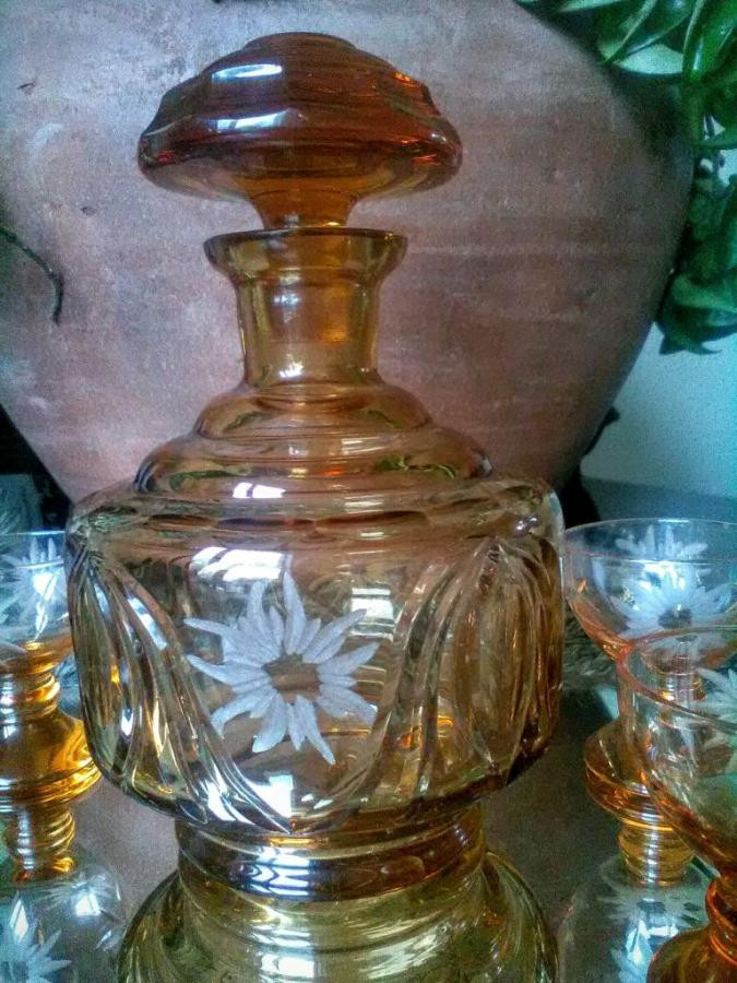 Oud likeursetje van amberkleurig persglas