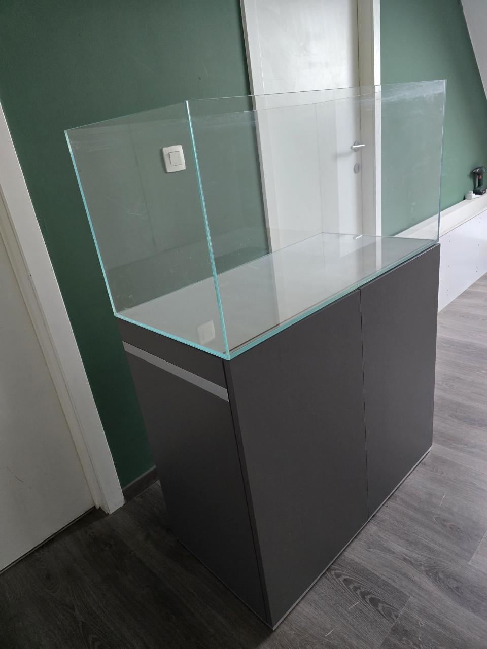 Aquarium 100 x 50 x 131 cm.