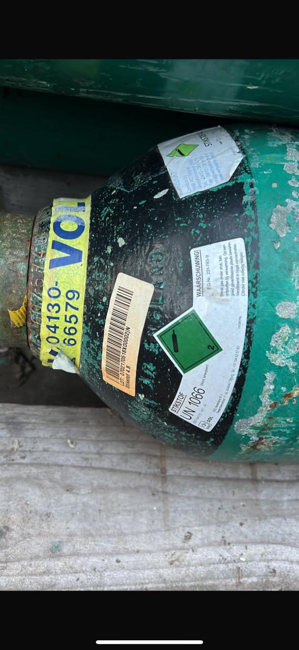 6 gasflessen met stikstof