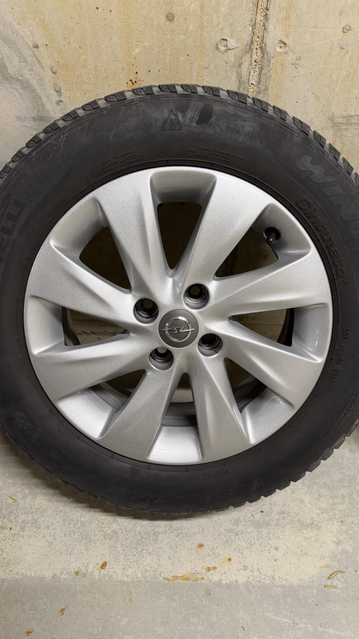 Opel Corsa winterbanden + lichtmetalen velgen