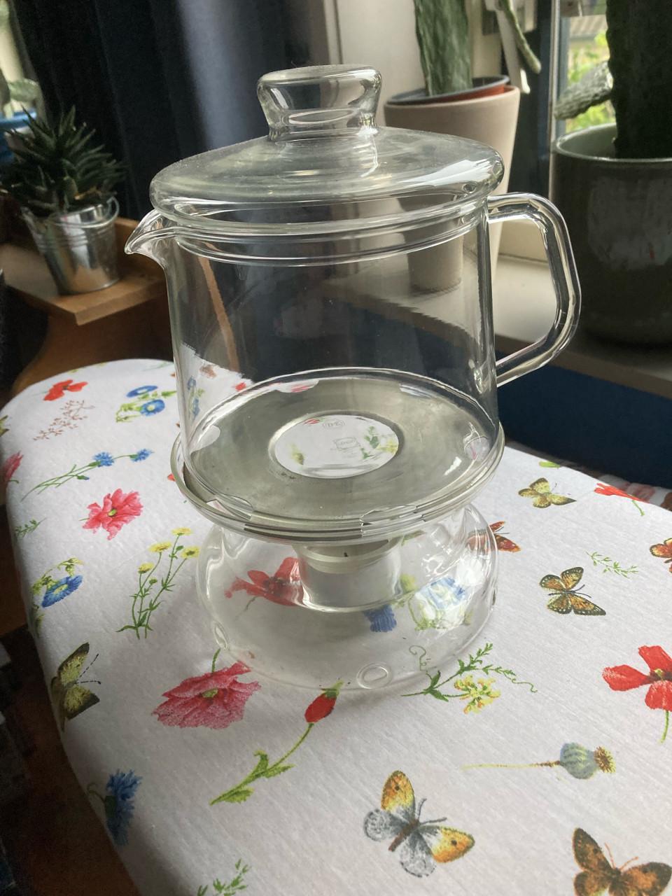 Te koop in Terneuzen 2 theepotten en 1 thermoskan.