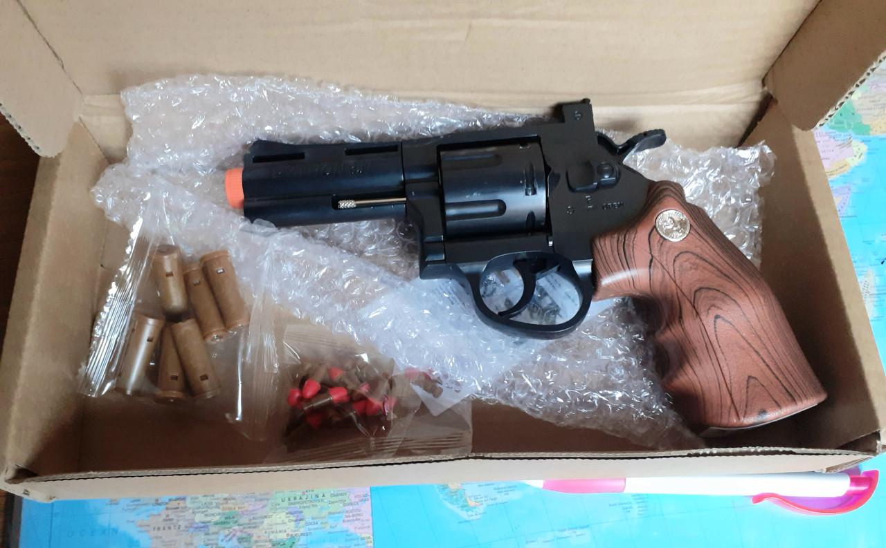 Revolver Speelgoed  24 cm lang en mooi en van plastic