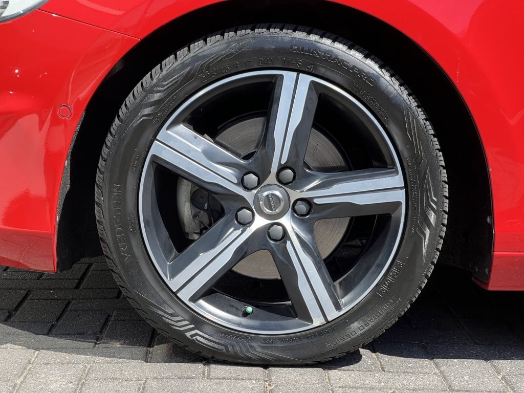 Volvo V40 t4 190pk r-design business| panodak| trekhaak| camera| leder