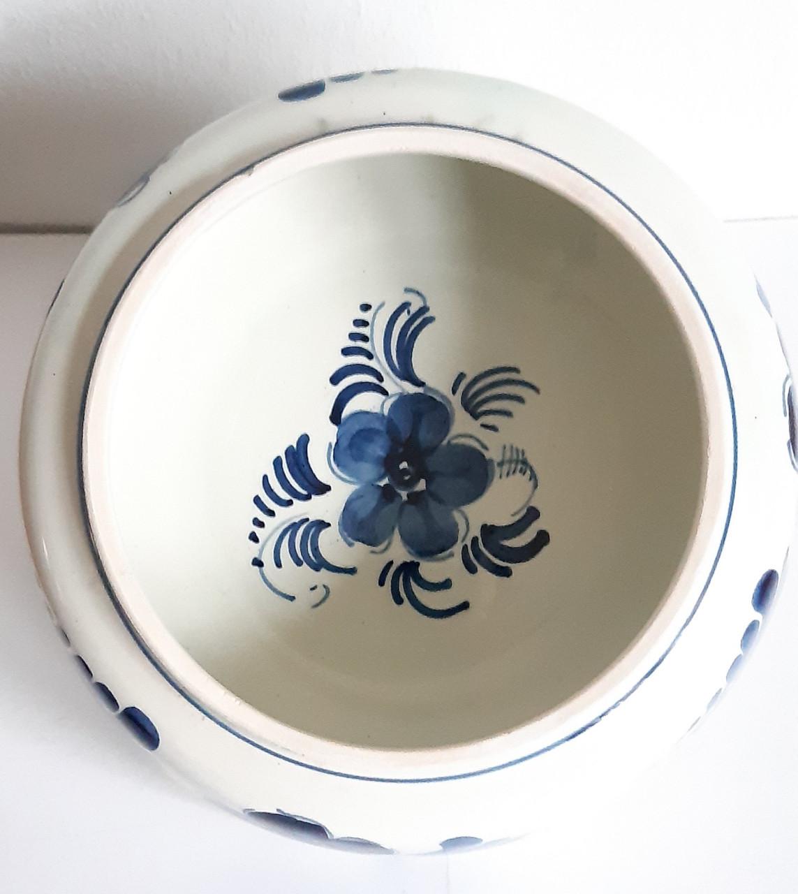 Delfts blauwe tabakspot met deksel, gesigneerd