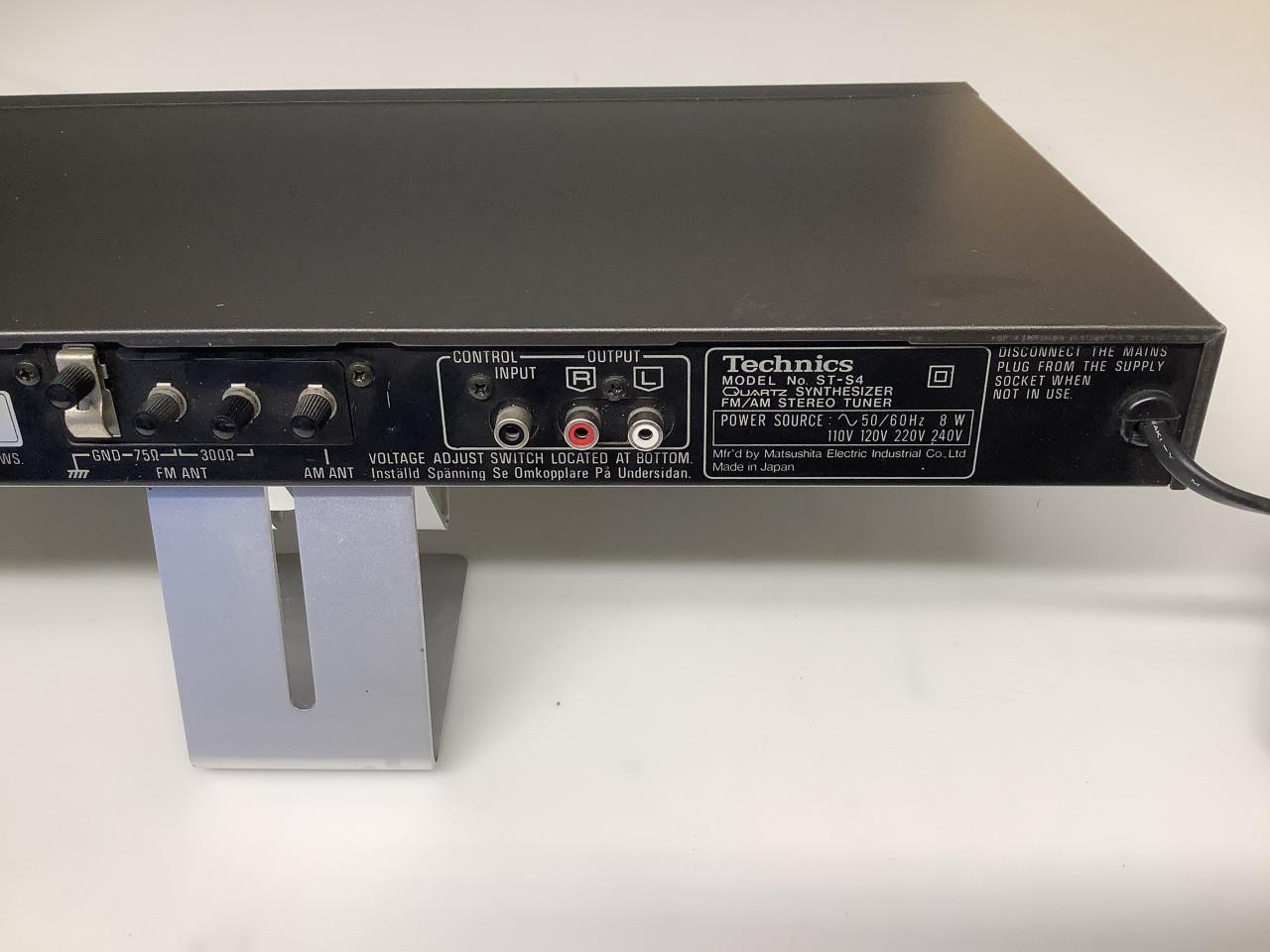 Technics Quartz synthesizer FM/AM stereo tuner ST-S4 zwart.