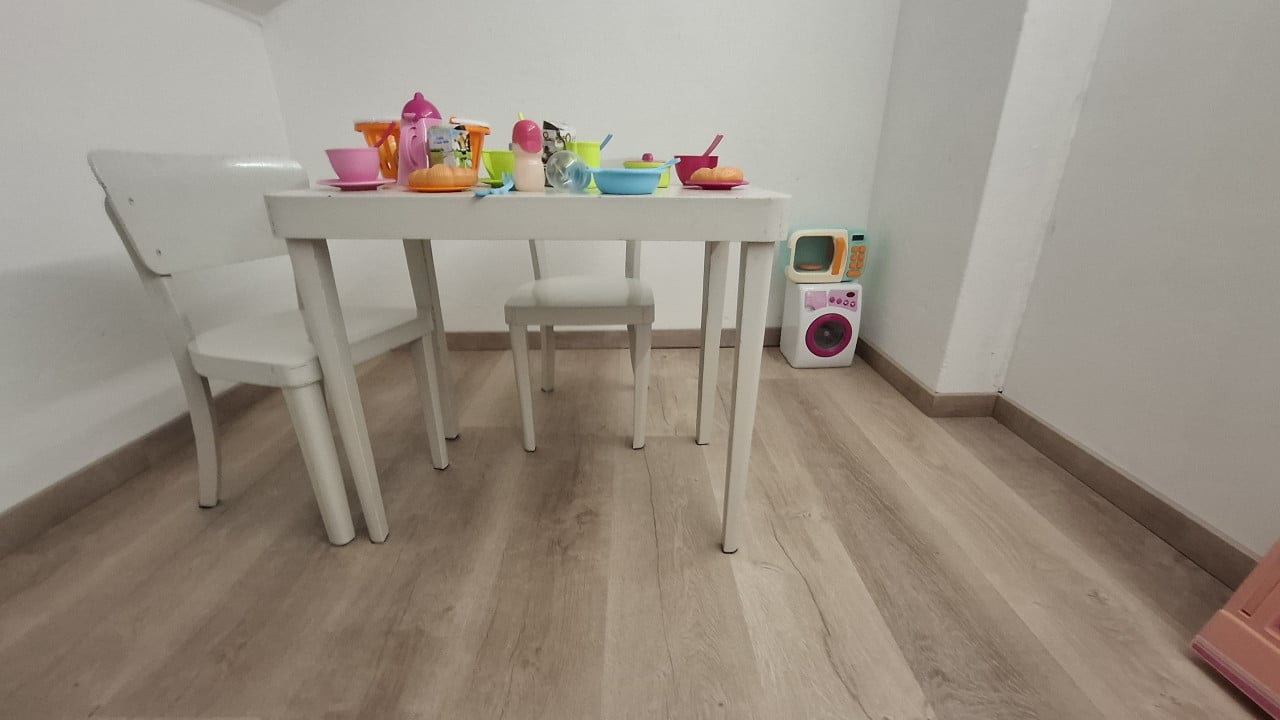 Tafel met 2 stoelen