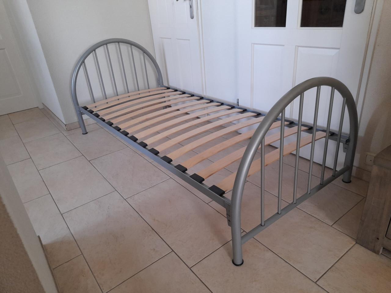 Grijs metalen 1 persoons bed 90 x 200 ( in goede staat )