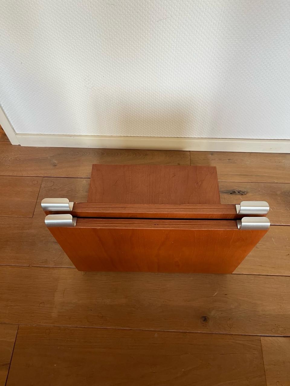 Twee Auping autonde aanhaaktafeltjes kersenkleur