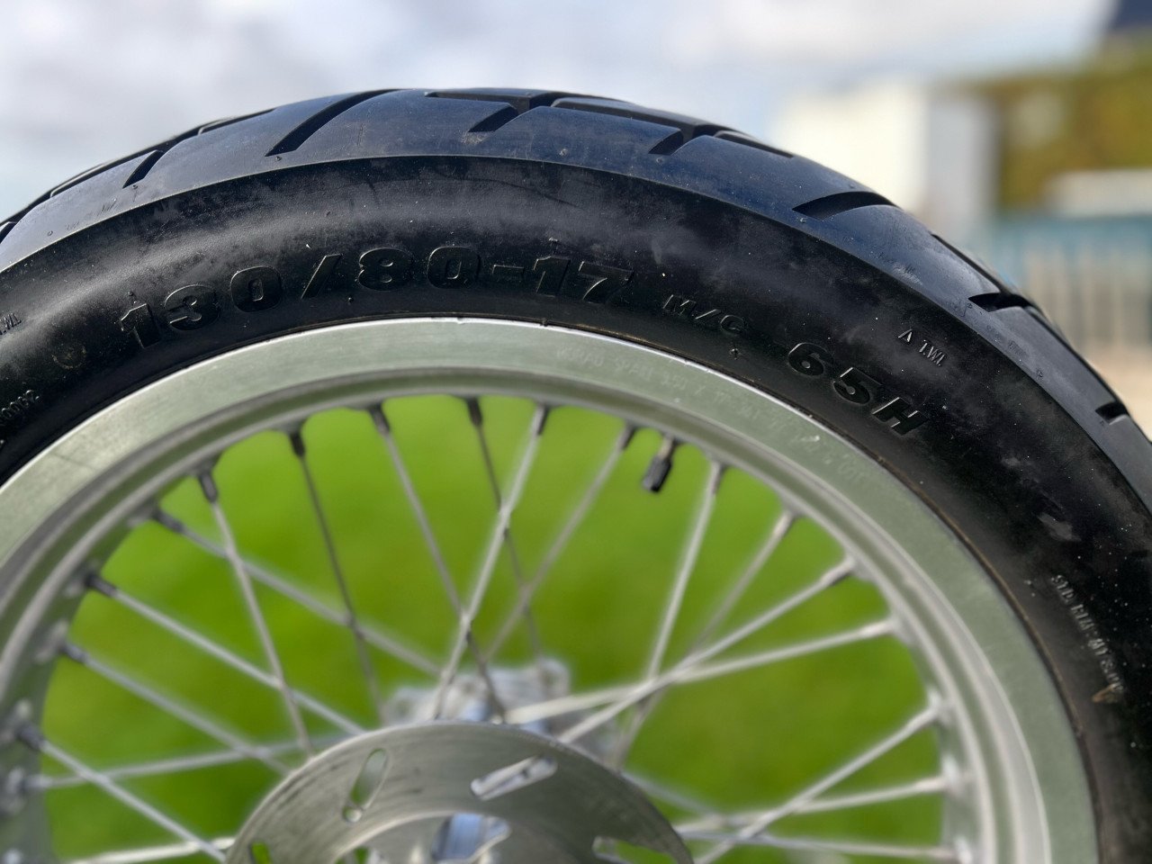 Derbi Sena 50cc achterwiel 17 inch met band 130/80-17 M/C 65H