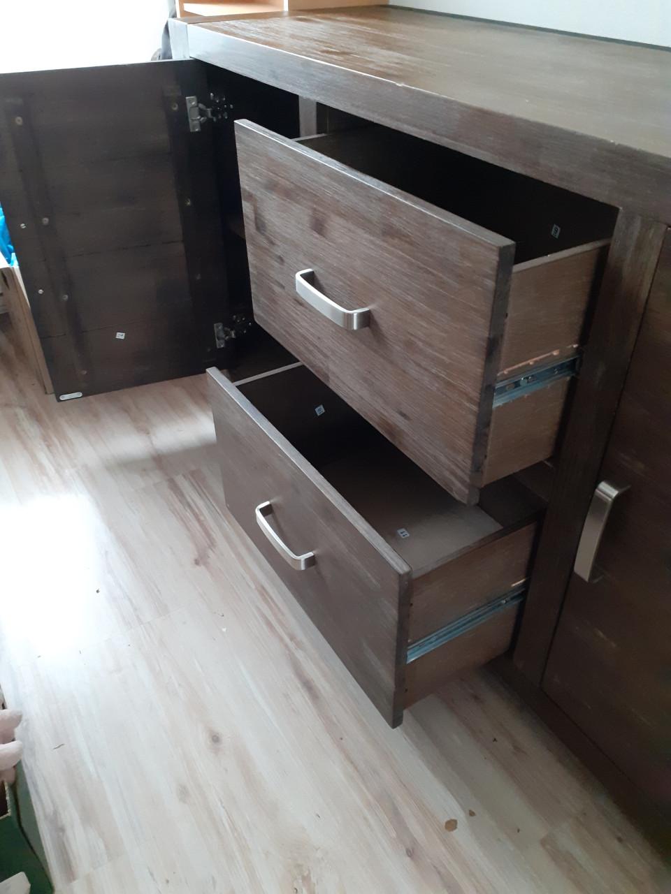 Dressoir ,is nog mooi en netjes.