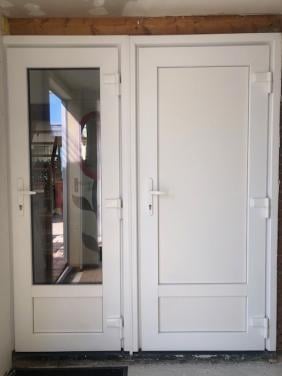 2 kunststof kozijnen met deur