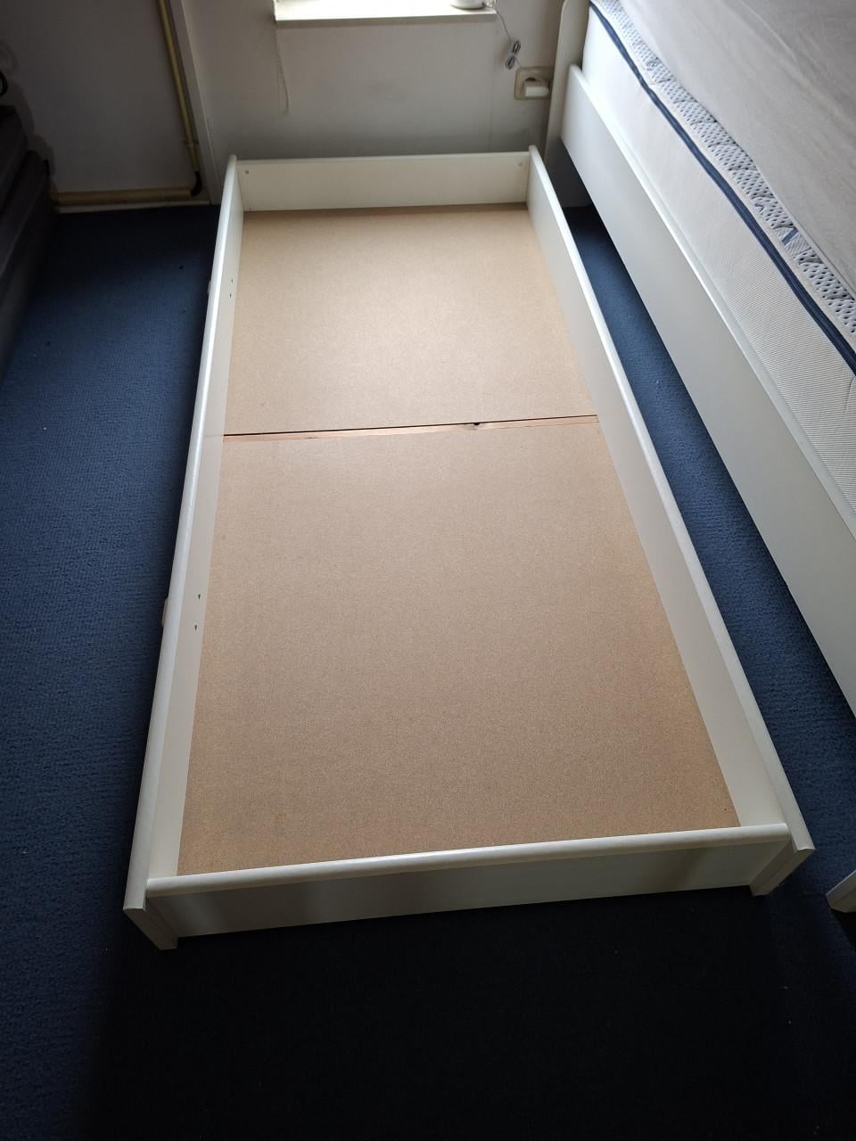 La voor onder bed