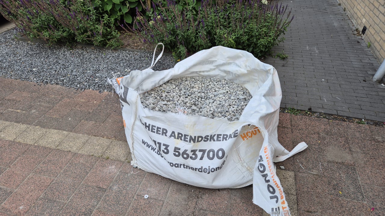 Grind gratis af te halen. Is ongeveer 0.25kuub