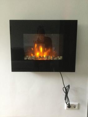 Elektrische haard (hangmodel) voor warmte en sfeer