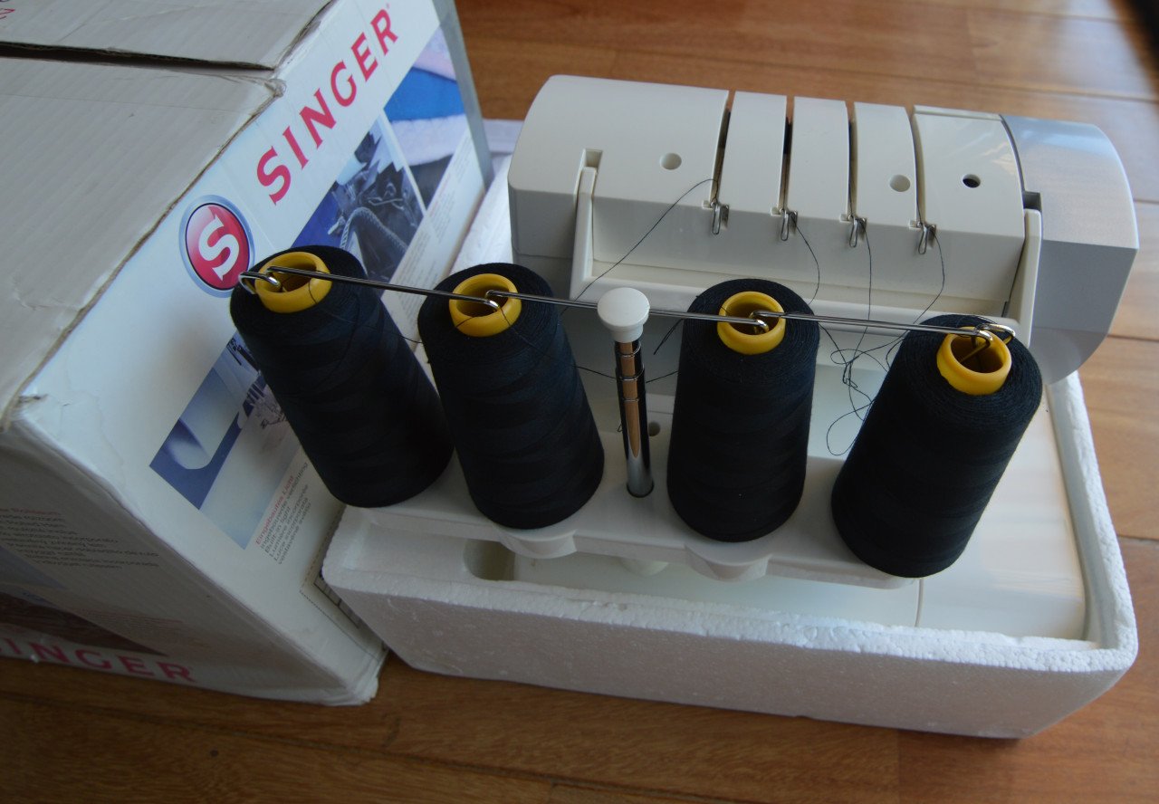 Singer 14SH754 overlock machine
