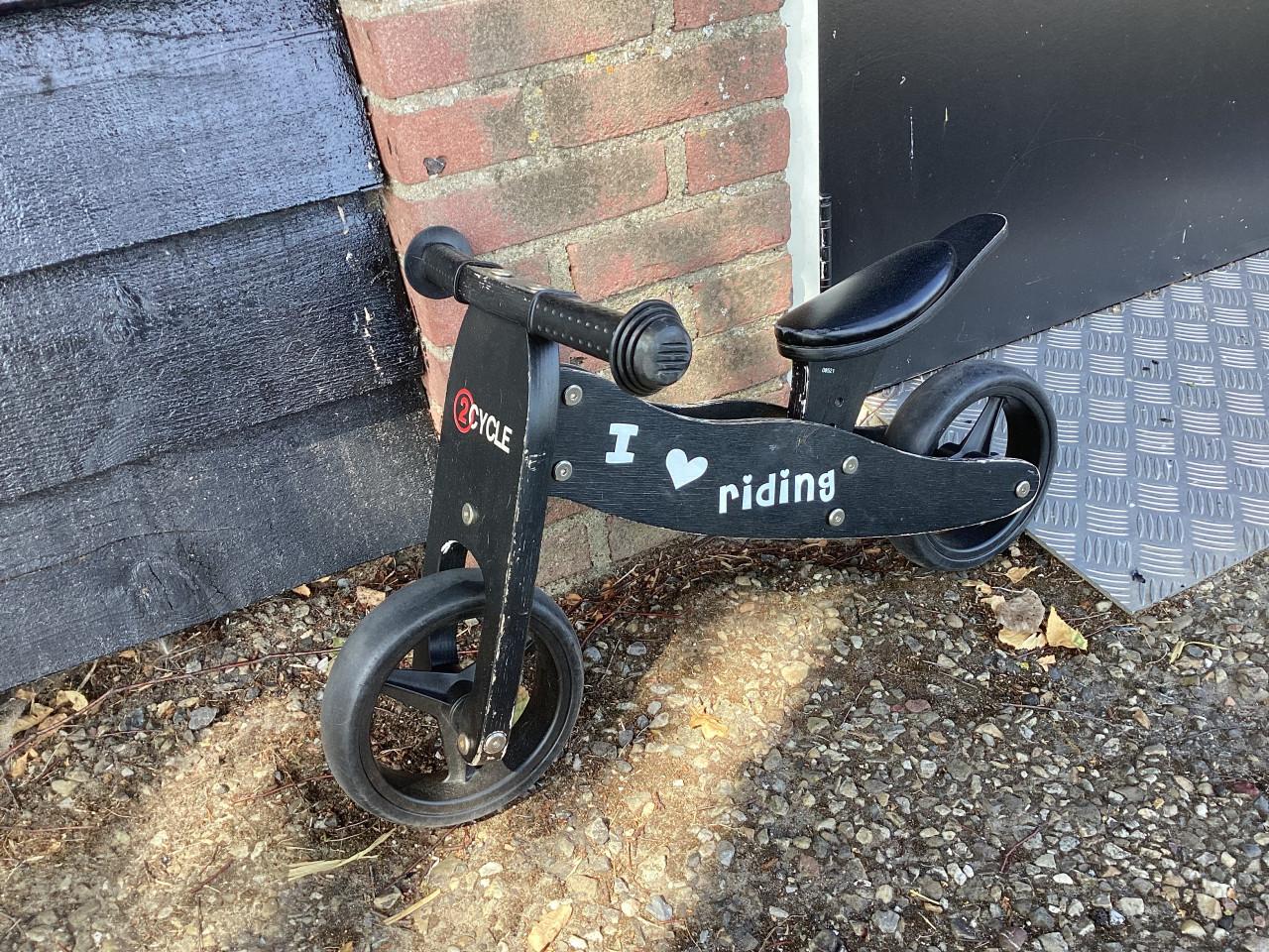 Klein houten loopfietsje