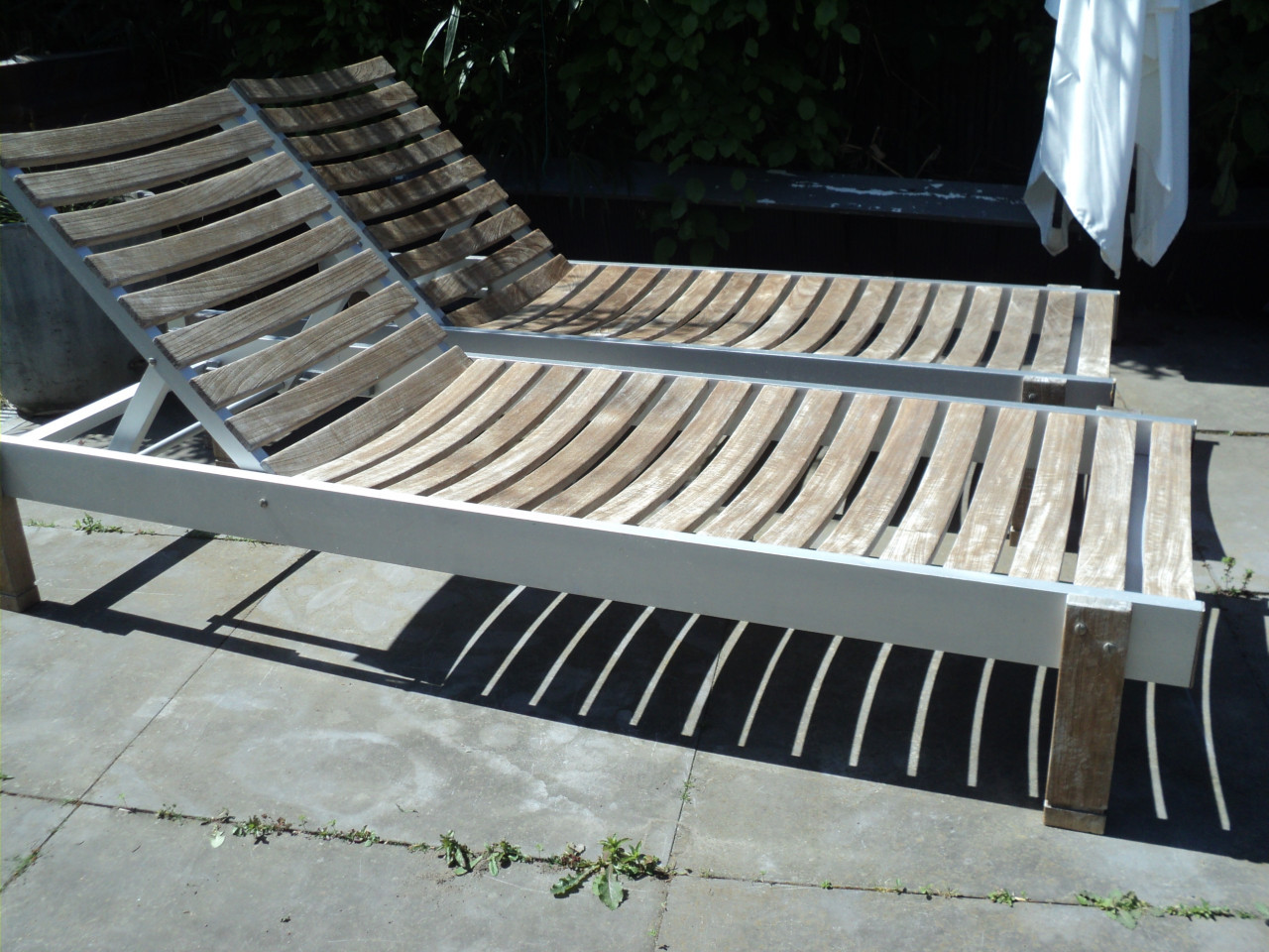 2 Indentieke TEAK HOUTEN ligbedden met nieuwe KUSSENS