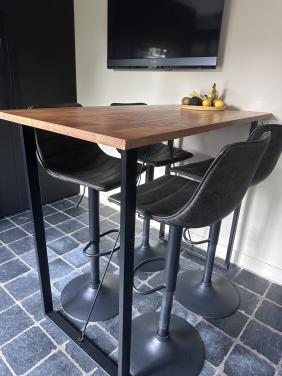 Bartafel met 4 barkrukken