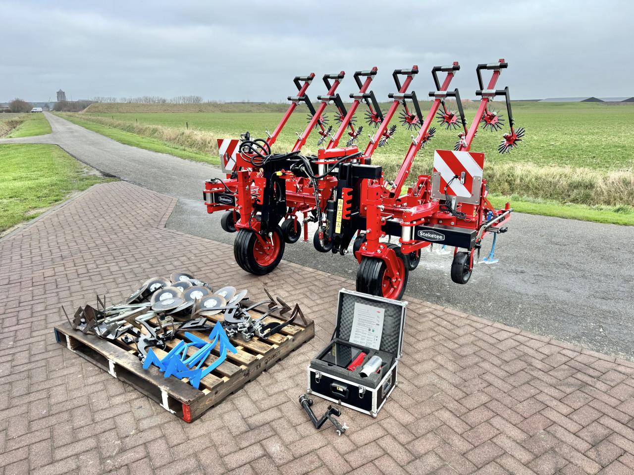 Jong gebruikte Steketee Ec weeder camera gestuurde schoffelmachine 6x50 cm