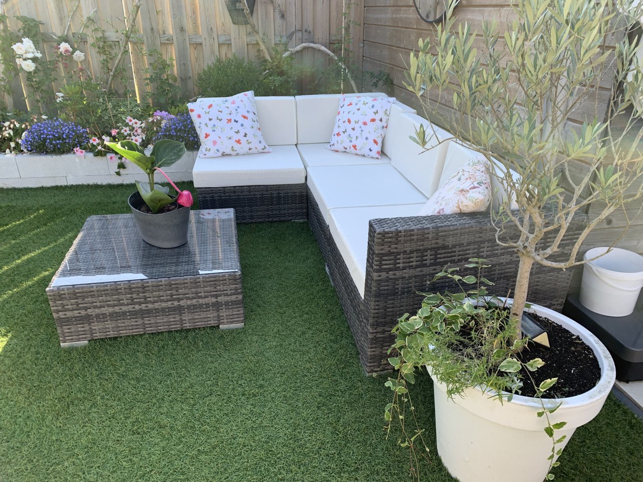 Loungeset Wicker grijs zwart, plus tafel en glasplaat.