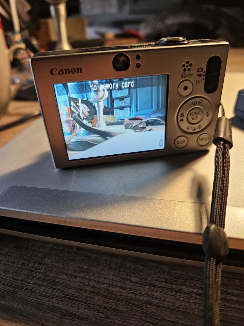 Goed werkende digitale Canon Ixus 70 camera incl oplader..