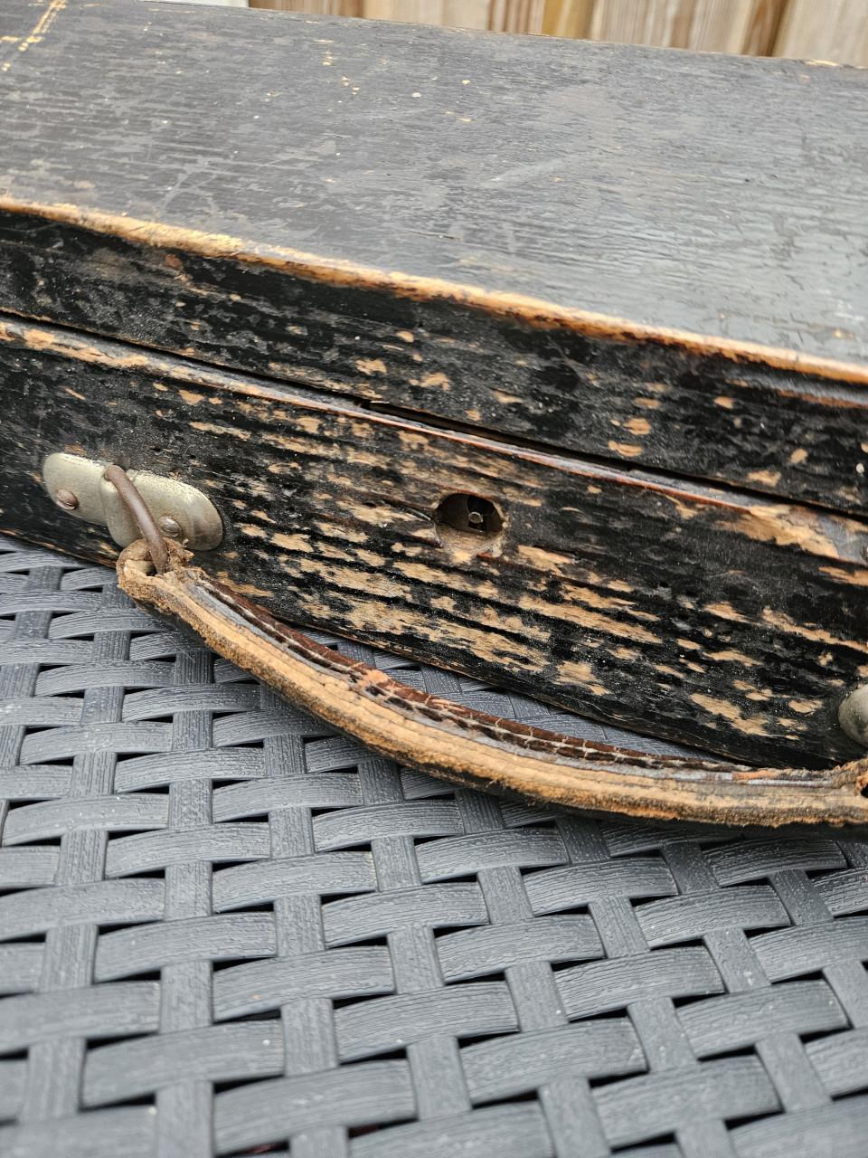 Antieke grote oude houten vioolkoffer met leren handvat