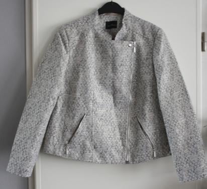 Jasje  lichtgrijs wit glans  maat 44